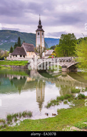 Chiesa di San Giovanni Battista (Sveti Duh chiesa), il lago di Bohinj, il Parco Nazionale del Triglav, sulle Alpi Giulie, Slovenia, Europa Foto Stock