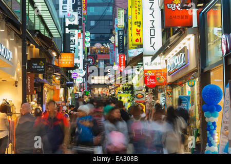 Neon di strade illuminate di Myeong-dong di Seoul, Corea del Sud, Asia Foto Stock