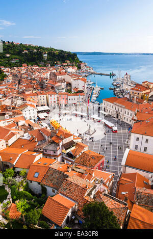 Pirano e Tartini Square, visto dalla chiesa di San Giorgio di pirano, Primorska, Istria slovena, Slovenia, Europa Foto Stock