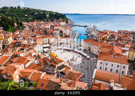 Pirano e Tartini Square, visto dalla chiesa di San Giorgio di pirano, Primorska, Istria slovena, Slovenia, Europa Foto Stock