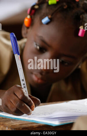 Schoolgirl africana di scuola primaria, a Lomé, Togo, Africa occidentale, Africa Foto Stock