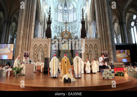 Inginocchiarsi, Litanie dei Santi, l ordinazione episcopale, la cattedrale di Amiens, Somme, Francia, Europa Foto Stock