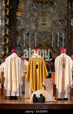 Inginocchiarsi, Litanie dei Santi, l ordinazione episcopale, la cattedrale di Amiens, Somme, Francia, Europa Foto Stock