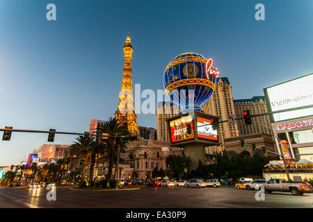 Torre Eiffel al Paris Las Vegas Hotel di notte, Las Vegas, Nevada, Stati Uniti d'America, America del Nord Foto Stock