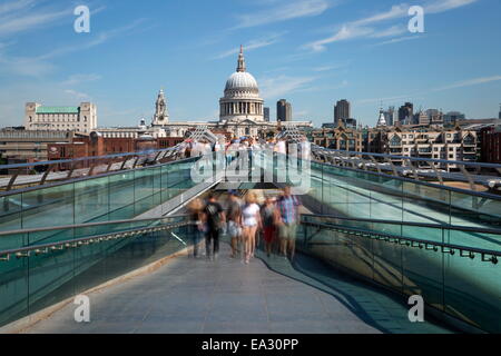 Millennium Bridge e la Cattedrale di San Paolo a Londra, Inghilterra, Regno Unito, Europa Foto Stock