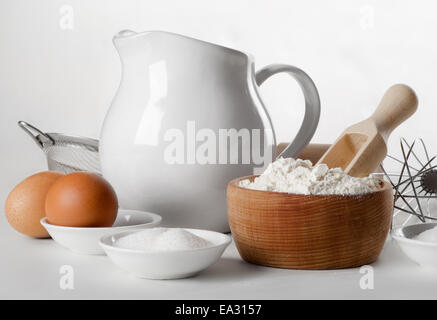 Ingredienti per una teglia . Messa a fuoco selettiva Foto Stock