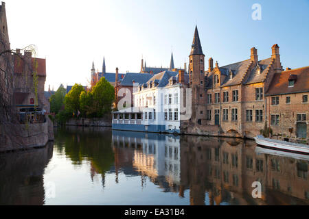 Edifici lungo un canale nel centro storico di Bruges, Belgio, Europa Foto Stock