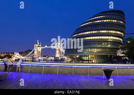 Il municipio e il Tower Bridge di notte, Londra, Inghilterra, Regno Unito, Europa Foto Stock