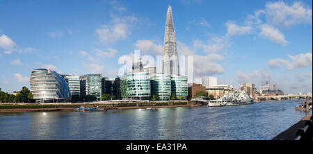 Vista sul Fiume Tamigi a South Bank con la City Hall e la Shard Building, Londra, Inghilterra, Regno Unito, Europa Foto Stock