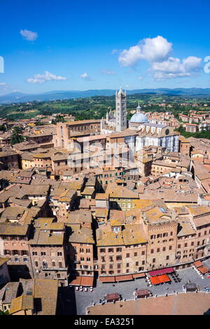 Vista dalla Torre del Mangia Piazza del Campo e dello skyline della città, sito Patrimonio Mondiale dell'UNESCO, Siena, Toscana, Italia, Europa Foto Stock