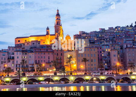 Menton all'imbrunire, Alpes-Maritimes, Provence-Alpes-Côte d'Azur, Costa Azzurra, Francia, Mediterraneo, Europa Foto Stock