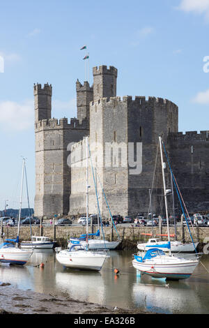 Caernarfon Castle, Sito Patrimonio Mondiale dell'UNESCO, Caernarfon, Wales, Regno Unito, Europa Foto Stock