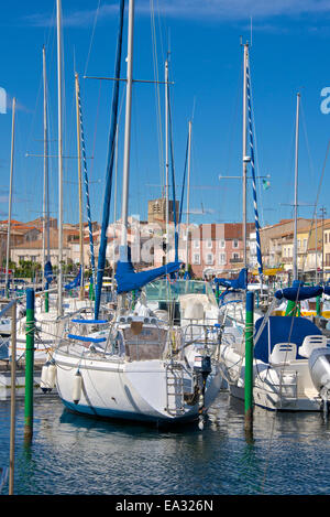 Barche in marina, Meze, Herault, Languedoc Roussillon regione, Francia, Europa Foto Stock