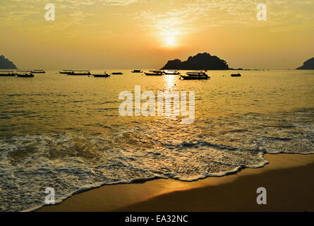 Tramonto al Nipah Bay e Coral Island, Pulau Pangkor (Pangkor Island), il Perak, Malaysia, Asia sud-orientale, Asia Foto Stock
