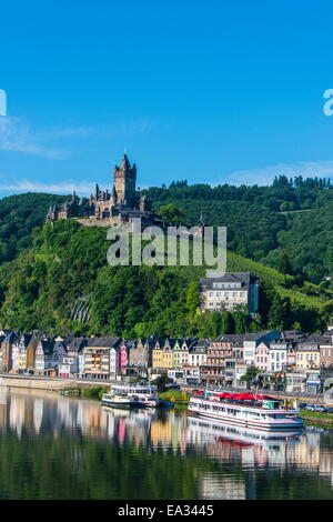 Vista su Cochem con il castello di Cochem in background, Valle della Mosella, Renania-Palatinato, Germania, Europa Foto Stock