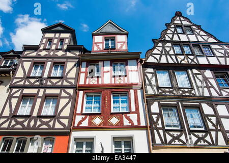 Metà case con travi di legno sulla piazza del mercato di Cochem, Valle della Mosella, Renania-Palatinato, Germania, Europa Foto Stock