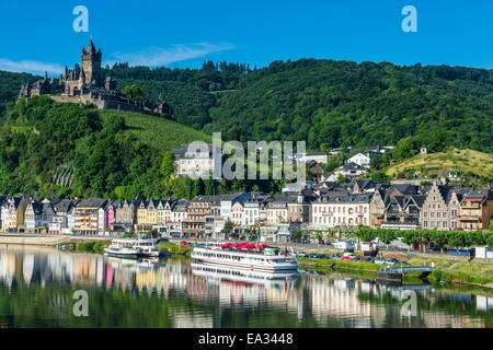 Vista su Cochem con il castello di Cochem in background, Valle della Mosella, Renania-Palatinato, Germania, Europa Foto Stock