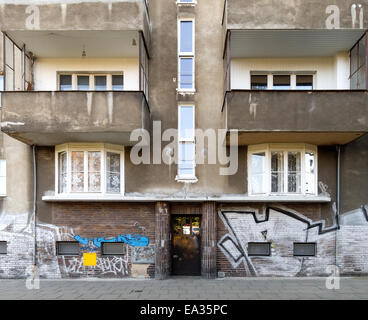 Ingresso di un trascurato Tenement House. Foto Stock