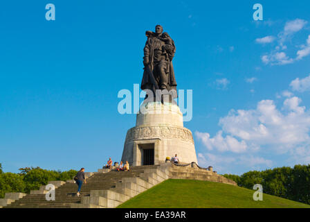 Soldato della statua di Yevgeny Vuchetich, parte della guerra sovietica Memorial, Treptower Park, distretto di Treptow, Berlino, Germania Foto Stock