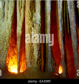 Unica grotta formazione- grandi stalattiti e stalagmiti e colonne. Le riprese di profondità sotto terra con la luce di una candela Foto Stock