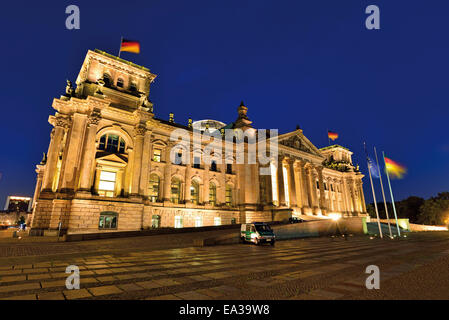 Germania Berlino: il parlamento tedesco 'Reichstag' di notte Foto Stock