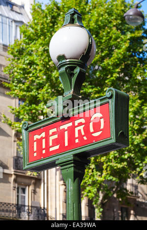 Cartello stradale all'ingresso della metropolitana di Parigi, banner rosso sulla strada lampada Foto Stock