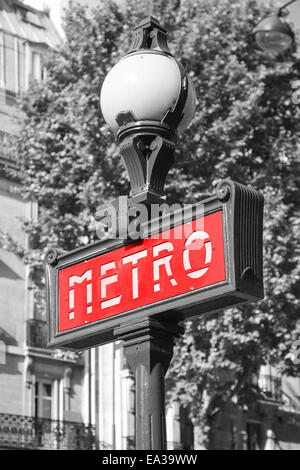 Cartello stradale all'ingresso della metropolitana di Parigi, banner rosso sulla strada lampada, tonale effetto di correzione Foto Stock