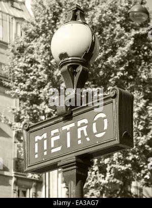 Cartello stradale all'ingresso della metropolitana di Parigi, banner con del testo sulla strada lampada, retro stilizzata dai toni seppia foto Foto Stock