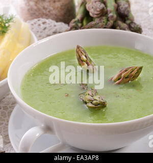 Verde zuppa di asparagi Foto Stock