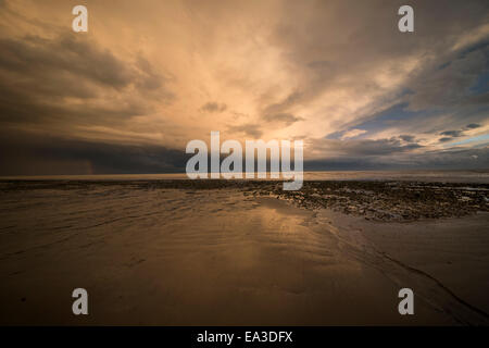 Awesome nuvole sopra Worthing Beach, West Sussex, Regno Unito Foto Stock