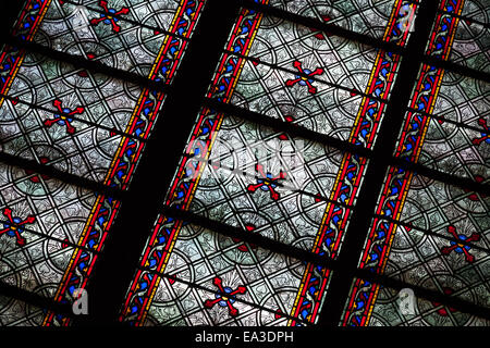 Parigi, Francia - 11 agosto 2014: frammento di vetrata con modello medievale nella cattedrale di Notre Dame de Paris Foto Stock