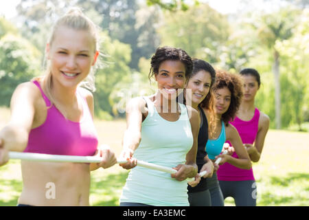 Donne tirando una corda di tiro della fune Foto Stock