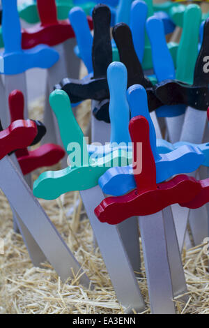 Le spade di legno e giocattoli per i bambini Foto Stock