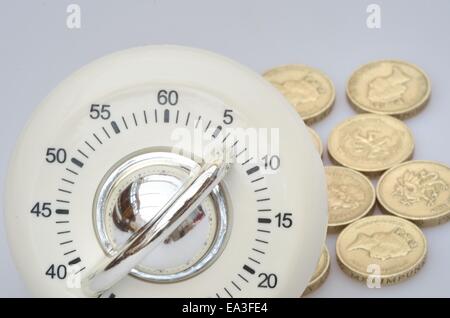 Timer in close up con gruppo di monete Foto Stock