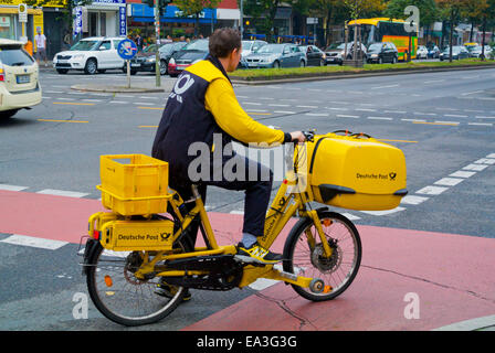 Deutsche Post, Tedesco azienda postale, portalettere in bici, Kreuzberg, Berlino ovest, Germania Foto Stock