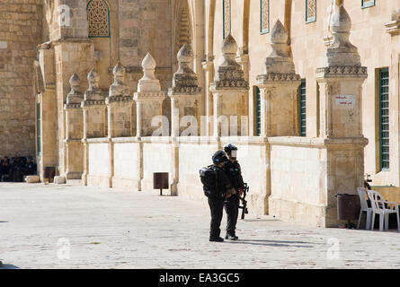 Militari israeliane di polizia di sicurezza nella parte orientale di al-Aqsa mosque sul tempio-piazza di Gerusalemme Foto Stock