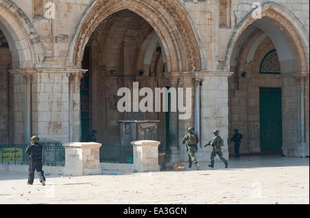 Militari israeliani gli ufficiali di polizia in esecuzione di fronte al aqsa mosque sul tempio-piazza di Gerusalemme durante la violenza Foto Stock