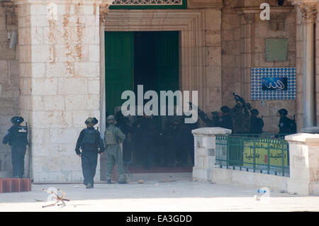 Militari israeliani ufficiali della sicurezza peppergas tiro al aqsa mosque sul tempio-mount durante le contese religiose Foto Stock