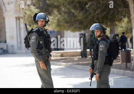 Israeliano degli ufficiali di polizia di fronte al aqsa mosque sul tempio-mount a Gerusalemme stanno prendendo cura della sicurezza Foto Stock