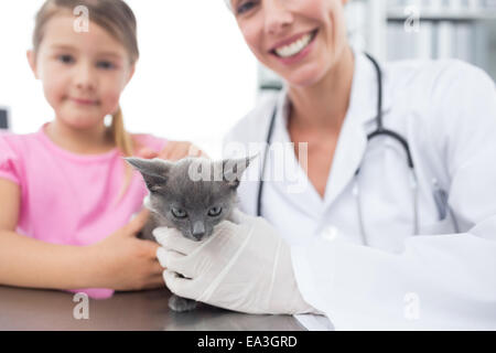 Veterinario e la ragazza con un gattino in ospedale Foto Stock