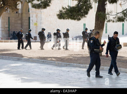 Israeliano degli ufficiali di polizia di fronte al aqsa mosque sul tempio-mount a Gerusalemme dopo la violenza religiosa Foto Stock