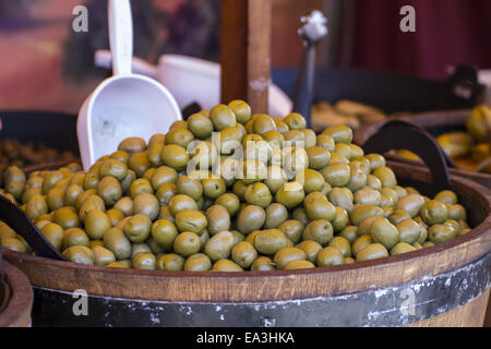 I fusti in legno con olive e varianti Foto Stock
