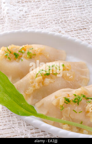 Pierogi con aglio selvatico il riempimento Foto Stock