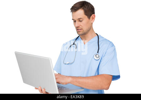 Concentrato chirurgo maschio utilizzando laptop Foto Stock