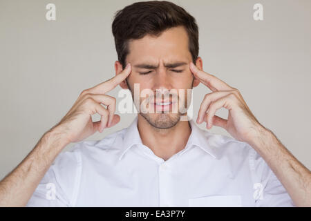 Casual uomo d affari ottenendo un mal di testa Foto Stock