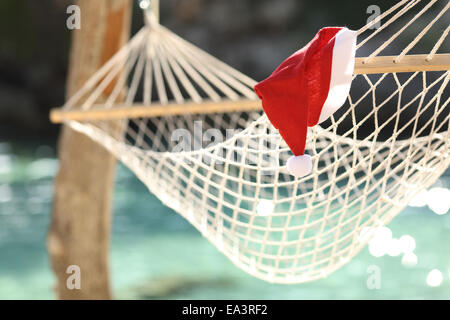 Amaca in una spiaggia tropicale su vacanze di Natale con l'acqua pulita del mare in background Foto Stock