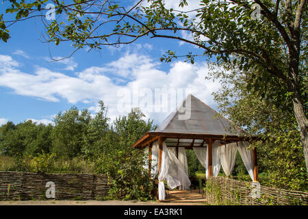 Pergolato con tende bianche nel parco, Regione di Mosca, Russia Foto Stock