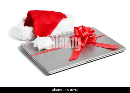 Computer portatile regalo di Natale con un nastro isolate su uno sfondo bianco Foto Stock