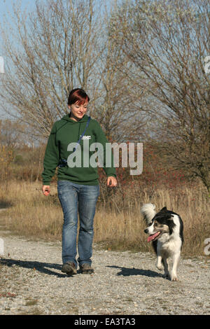 a spasso il cane Foto Stock