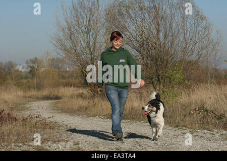 a spasso il cane Foto Stock